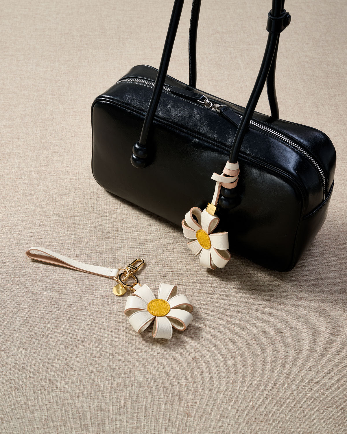 DAISY BAG CHARM