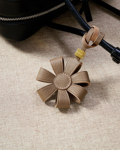 DAISY BAG CHARM