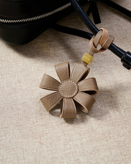 DAISY BAG CHARM